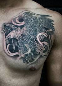 胸部华丽设计的黑色鹰纹身图案