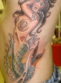 侧肋性感的美人鱼经典纹身图案