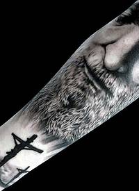手臂黑色十字架与悲伤男子肖像纹身图案