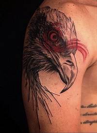 肩部彩色雕刻风格鹰头纹身图案