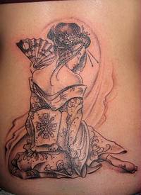背部可爱的日本艺妓纹身图案