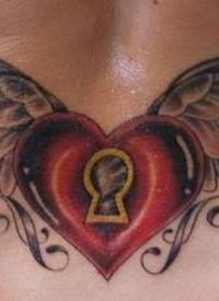 腰部翅膀与红色心形锁纹身图案