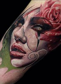 现代传统风格的彩色女人肖像玫瑰纹身图案