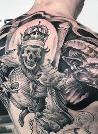 背部令人毛骨悚然黑灰骷髅王与恶魔纹身图案