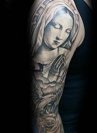 手臂宗教风格祈祷妇女与玫瑰纹身图案