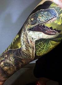 手臂写实风格彩色咆哮恐龙纹身图案