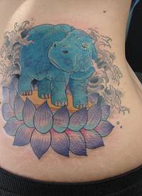 腰部蓝色的河马和紫色莲花纹身图案