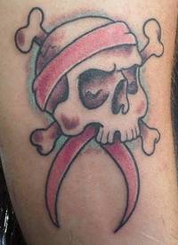 腿部彩色海盗骷髅头纹身图案