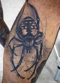 小腿写实风格黑色蜘蛛纹身图案