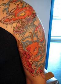 手臂肩部日本锦鲤与龙纹身图案