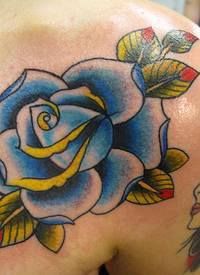 肩部美丽的蓝色玫瑰纹身图案