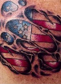 肩部彩色美国国旗撕皮纹身图案