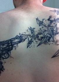 背部黑灰风格手枪和千纸鹤纹身图案