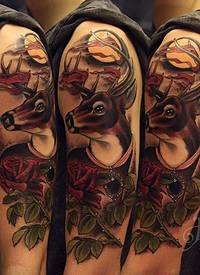 大臂彩色的鹿与花朵纹身图案