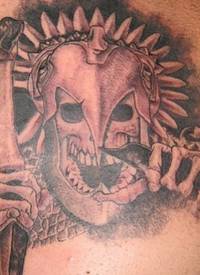 阿兹特克铁面具和邪恶的骷髅纹身图案