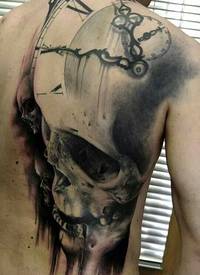 背部神秘设计的骷髅与老时钟纹身图案