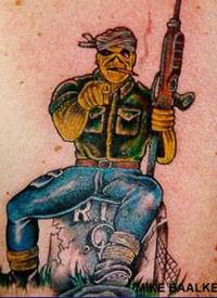 背部彩色墓上的怪物战士纹身图案