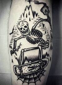 腿部黑色滑稽的骷髅滑板纹身图片