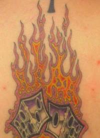 十字架火焰和骰子个性纹身图案