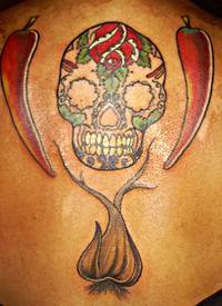 背部彩色糖头骨与胡椒纹身图案