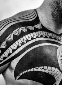 胸部和肩部黑色的部落图腾纹身图案
