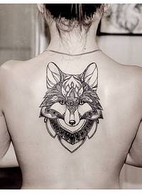 背部奇特的黑色线条幻想狼纹身图案