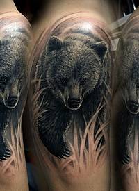 大臂精彩的熊纹身图案