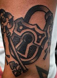 手臂黑色简单的锁与钥匙纹身图案