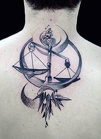 背部点刺天秤座与月亮装饰纹身图案