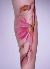 手臂漂亮的粉红花纹身图案