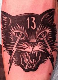 小臂黑白疯狂的猫与闪电数字纹身图案