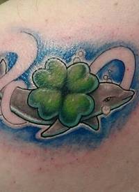 肩部可爱的小海豚与四叶草纹身图案