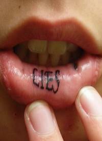女子嘴唇英文字母纹身图案