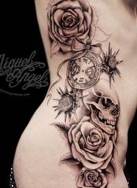 女性腰侧棕色大玫瑰与骷髅纹身图案