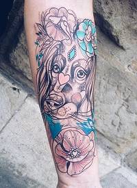 手臂素描风格彩色狗与鲜花和心形纹身图案