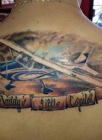 插画风格彩色的飞机和字母背部纹身图案