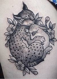 兔子与猫咪拥抱温馨好看的纹身图案