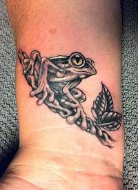手腕黑灰色青蛙纹身图案