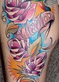 腿部彩色蜂鸟和花朵纹身图案