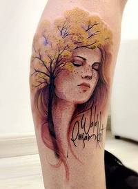 小腿彩色树和女人肖像字母纹身图案