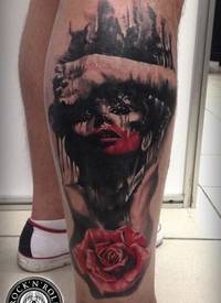 腿部彩色恐怖风格血腥妇女与玫瑰纹身