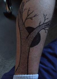 手臂黑灰大树纹身图案