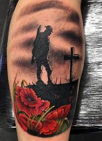 腿部彩色军事纪念与鲜花纹身