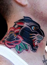 颈部old school黑豹和红玫瑰纹身图案
