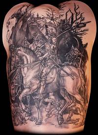 背部中世纪战士和马纹身图案