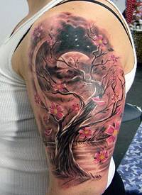大臂彩色的桃花树和风景纹身图案
