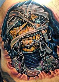 胸部彩色铁链和恐怖僵尸纹身图案