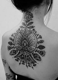 女生背部黑色点刺梵花纹身图案
