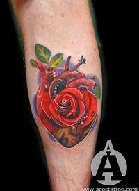 腿部色彩鲜艳的玫瑰心脏纹身图片