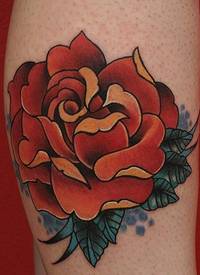 腿部传统彩色大玫瑰纹身图案